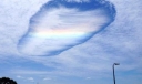 澳大利亚天空现“彩虹云洞”奇观 似神秘通道